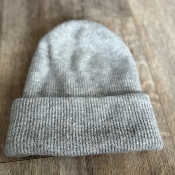 Like new! J. Crew Ribbed beanie in Supersoft Yarn - Light Gray - Picture 4 of 5